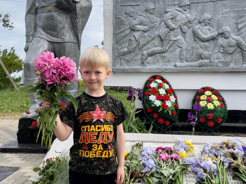 У обелиска неизвестному солдату!